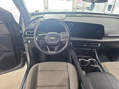 Used 2025 Chevrolet Traverse LT FWD image 22