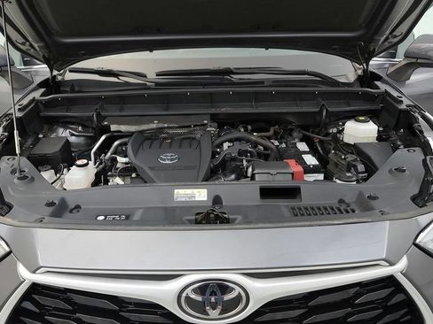 Used 2023 Toyota Highlander XLE AWD/4WD image 37