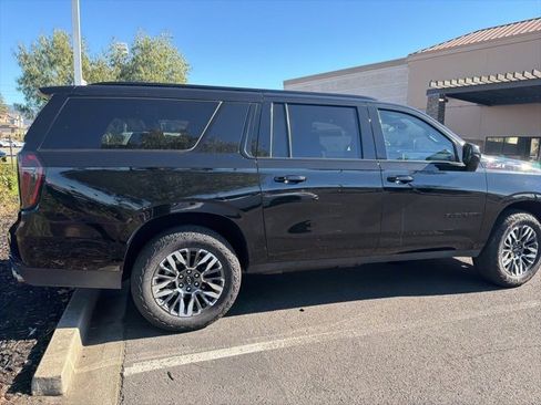 Used 2025 Chevrolet Suburban Z71 image 8