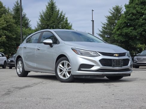Used 2018 Chevrolet Cruze LT w/ Convenience Package FWD image 2