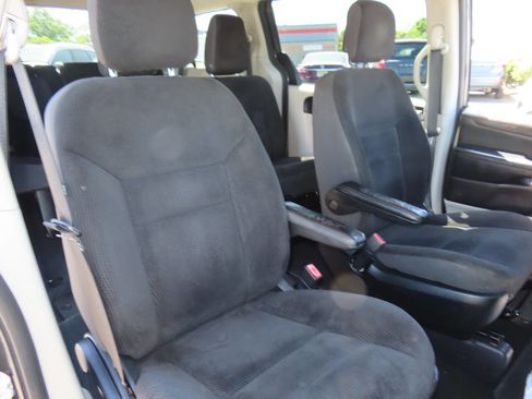 Used 2019 Dodge Grand Caravan SE FWD image 41