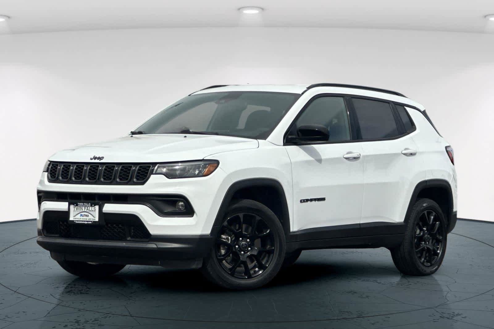 Used 2025 Jeep Compass Latitude w/ Convenience Group AWD/4WD image 1