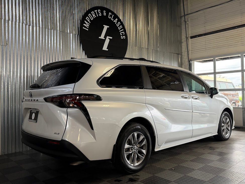 Used 2025 Toyota Sienna XLE FWD image 4