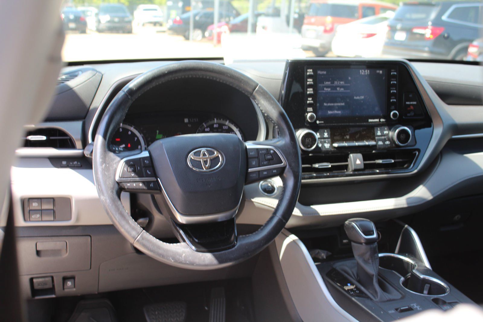 Used 2020 Toyota Highlander XLE AWD/4WD image 17