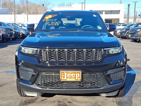 Certified 2025 Jeep Grand Cherokee Altitude image 2