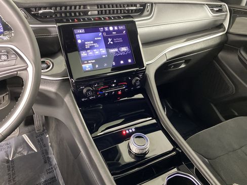 Used 2023 Jeep Grand Cherokee Altitude image 28