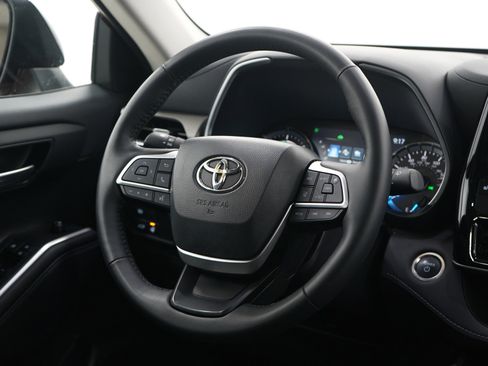 Used 2024 Toyota Highlander XLE image 14