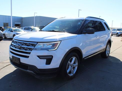 Used 2018 Ford Explorer XLT image 3
