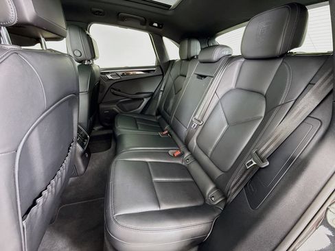 Certified 2025 Porsche Macan AWD/4WD image 24