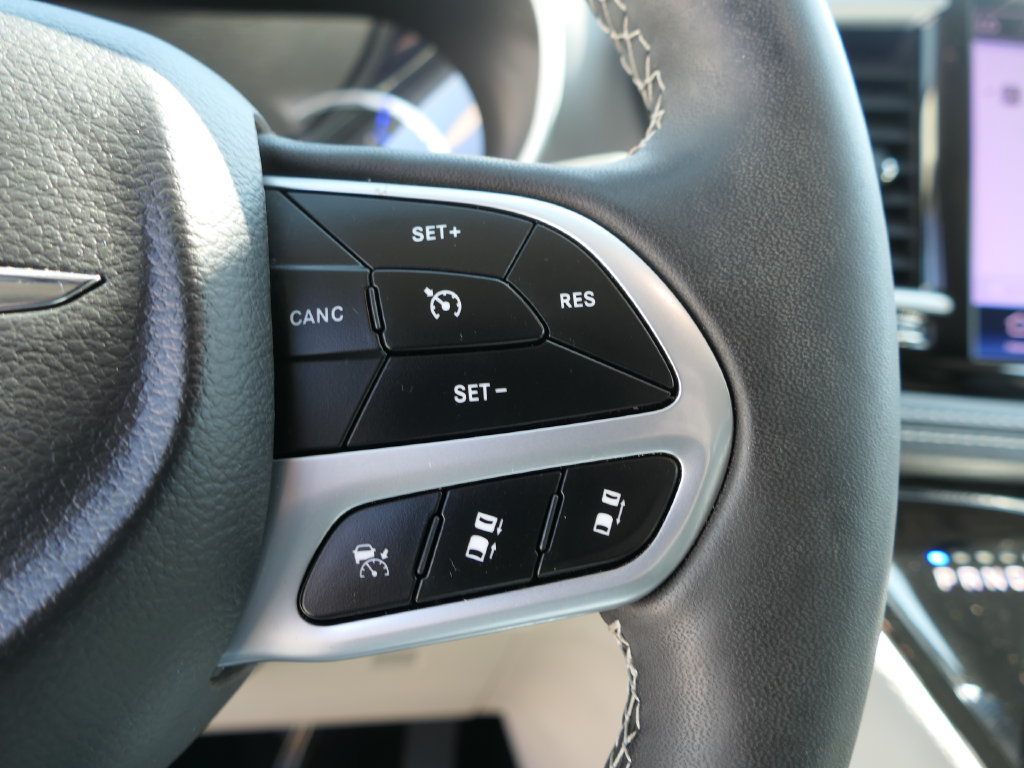 Certified 2023 Chrysler Pacifica Touring-L FWD image 16