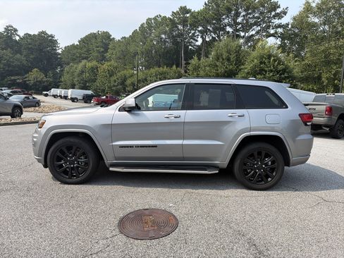 Used 2020 Jeep Grand Cherokee Altitude AWD/4WD image 4
