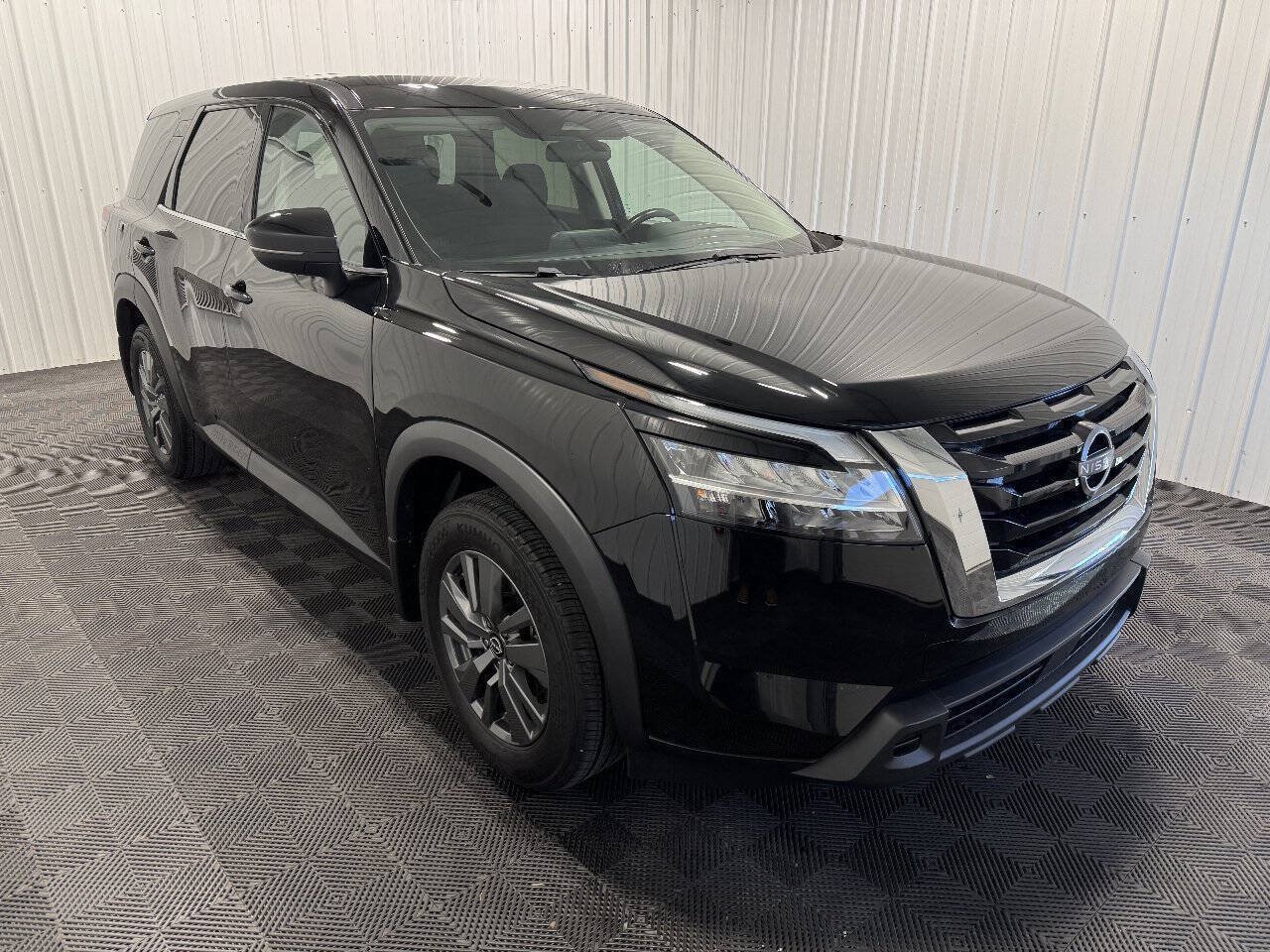 Used 2022 Nissan Pathfinder S AWD/4WD image 2