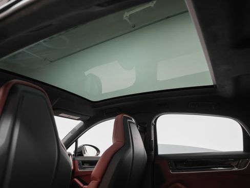 Certified 2024 Porsche Cayenne Turbo AWD/4WD image 61