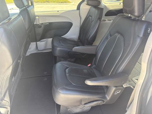 Used 2019 Chrysler Pacifica Touring-L image 23