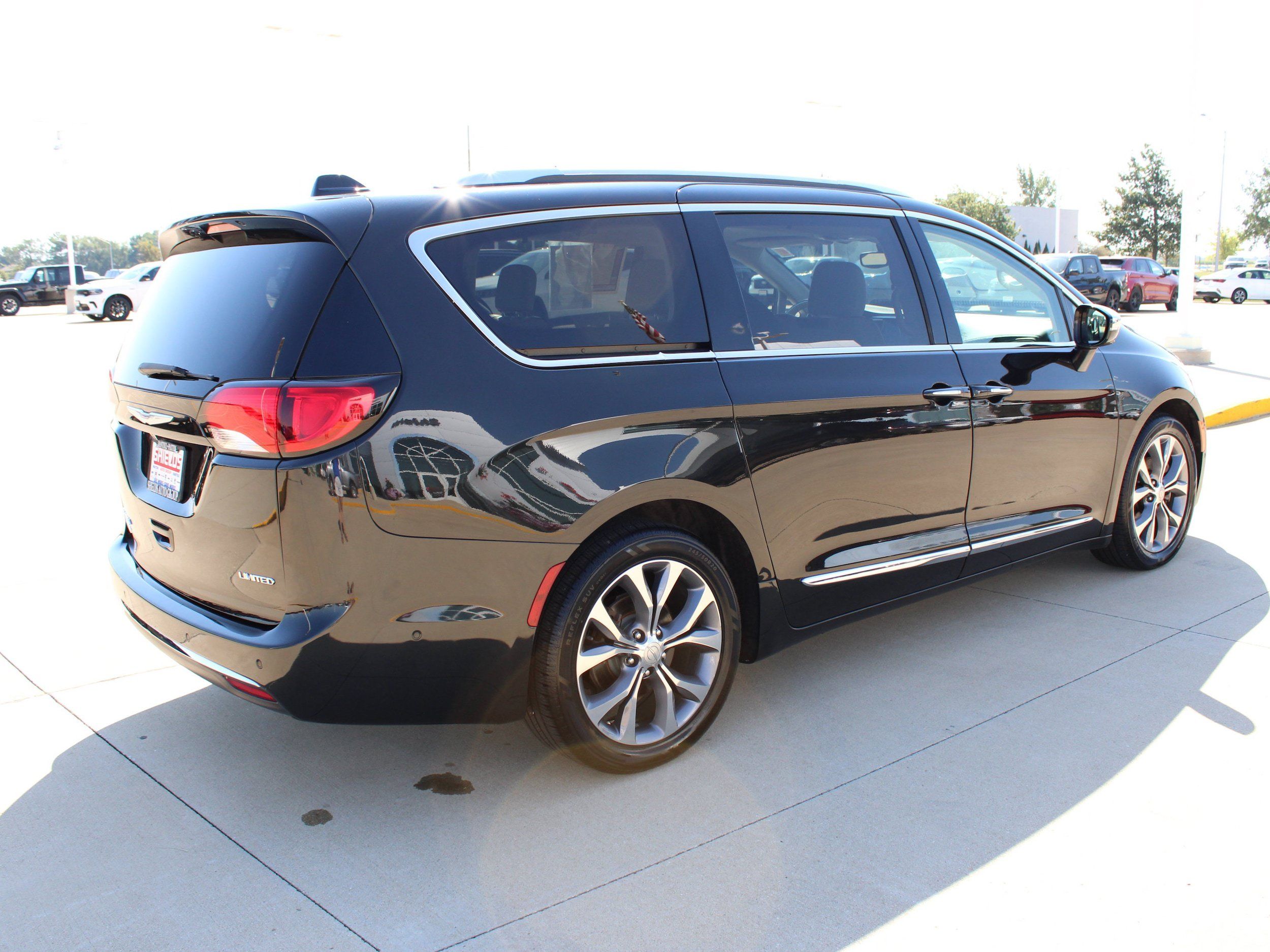 Used 2020 Chrysler Pacifica Limited w/ Tire & Wheel Group FWD image 5