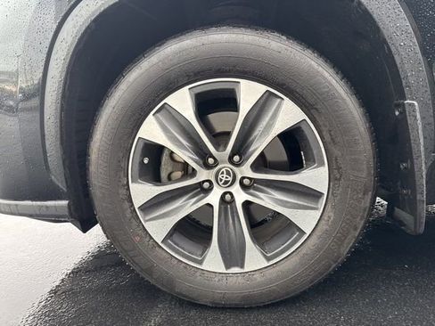 Used 2024 Toyota Highlander XLE image 11