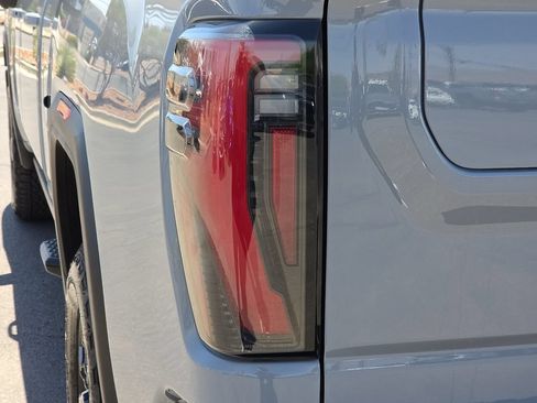 Used 2025 GMC Sierra 2500 AT4 w/ AT4 Premium Plus Package AWD/4WD image 9