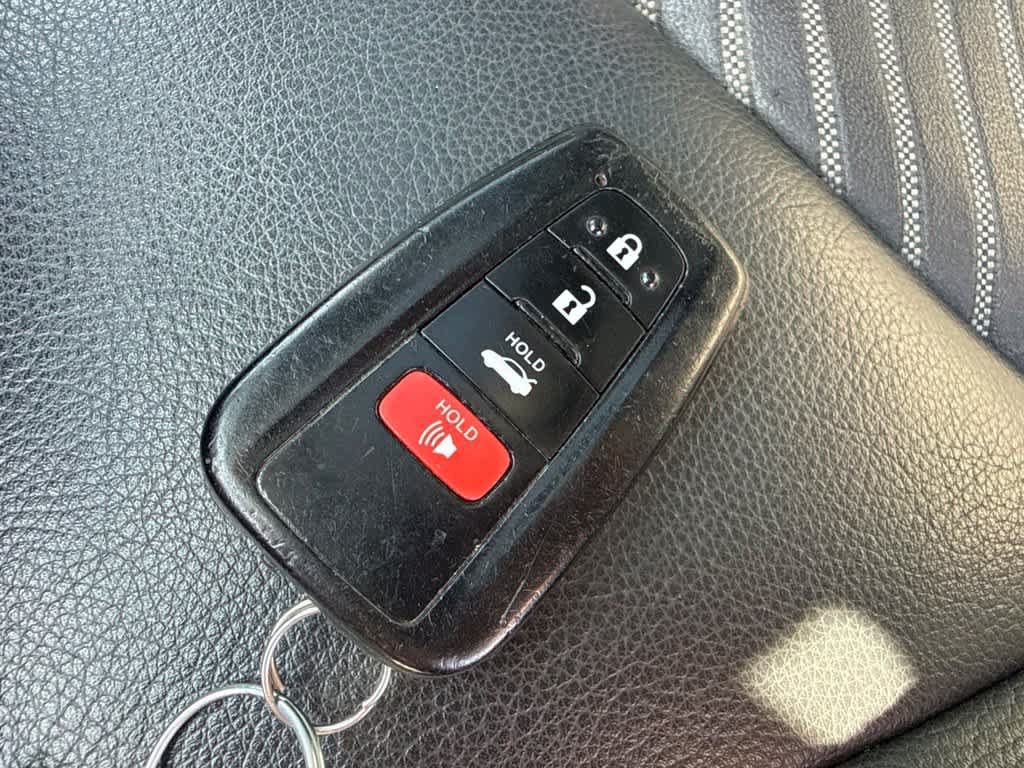 Used 2020 Toyota Camry SE w/ Convenience Package FWD image 23