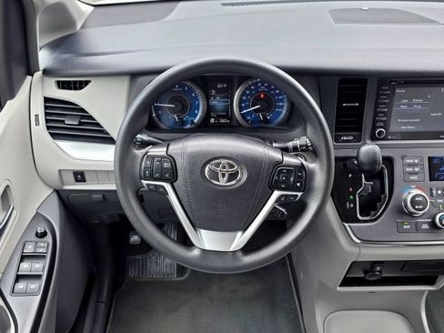 Used 2019 Toyota Sienna LE w/ LE Preferred Package FWD image 12