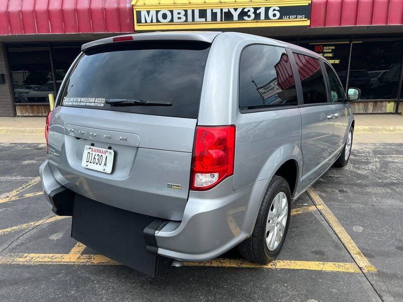 Used 2018 Dodge Grand Caravan SE w/ UConnect Hands-Free Group FWD image 11