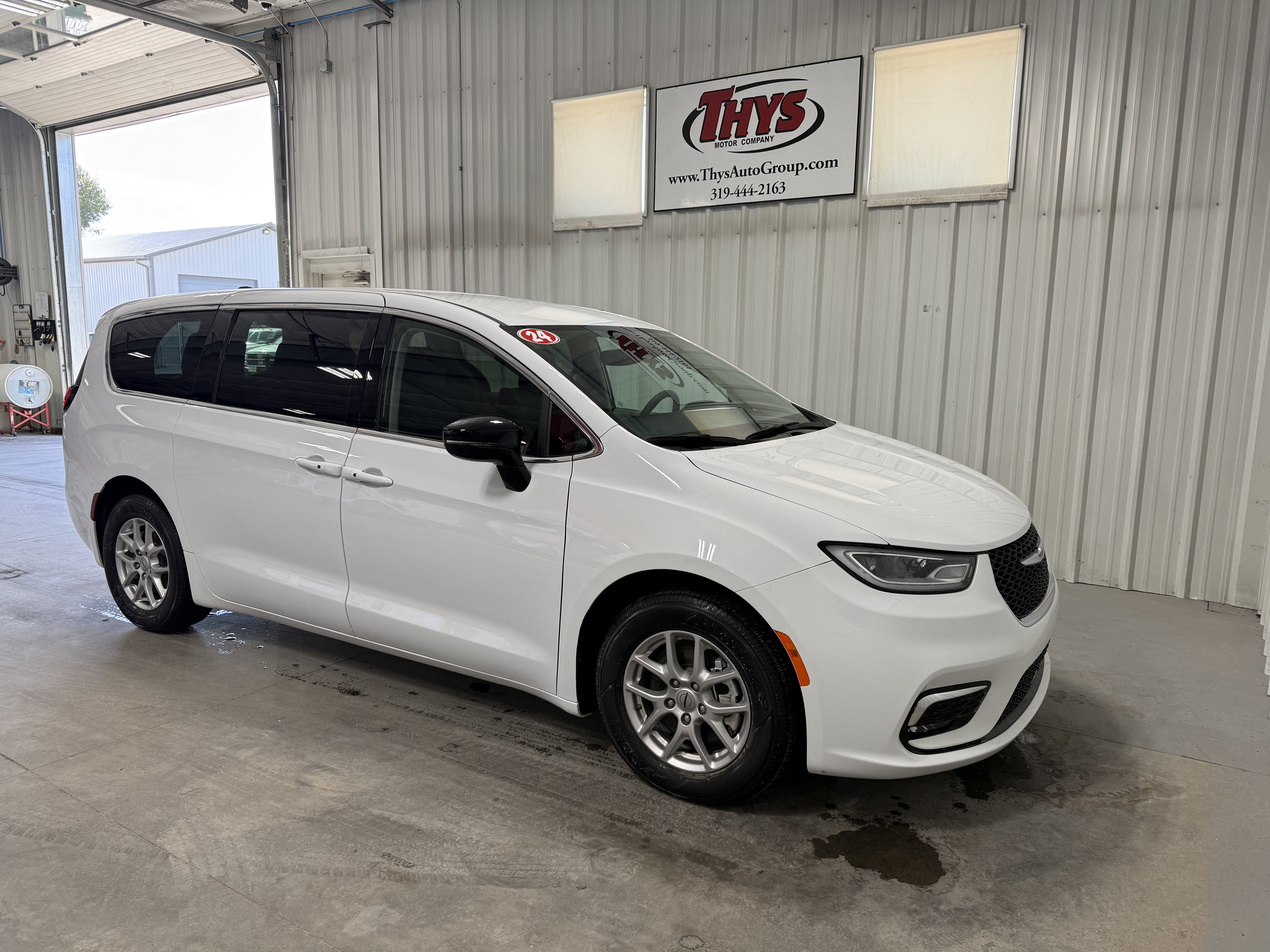 Used 2024 Chrysler Pacifica Touring-L FWD image 1