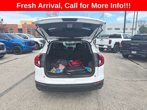 Used 2024 GMC Terrain SLE w/ Driver Convenience Package image 12
