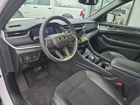 Used 2024 Jeep Grand Cherokee Altitude image 34