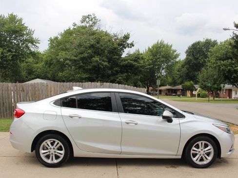 Used 2018 Chevrolet Cruze LT FWD image 11