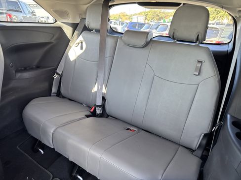 Used 2025 Toyota Sienna XLE image 29