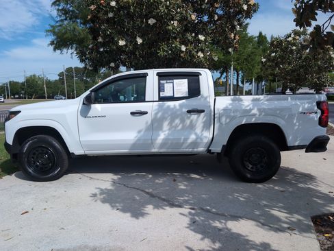 Used 2025 Chevrolet Colorado W/T w/ Advanced Trailering Package AWD/4WD image 7