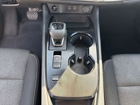 Used 2025 Nissan Rogue SV image 43