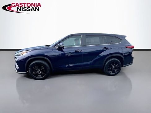 Used 2023 Toyota Highlander LE FWD image 5