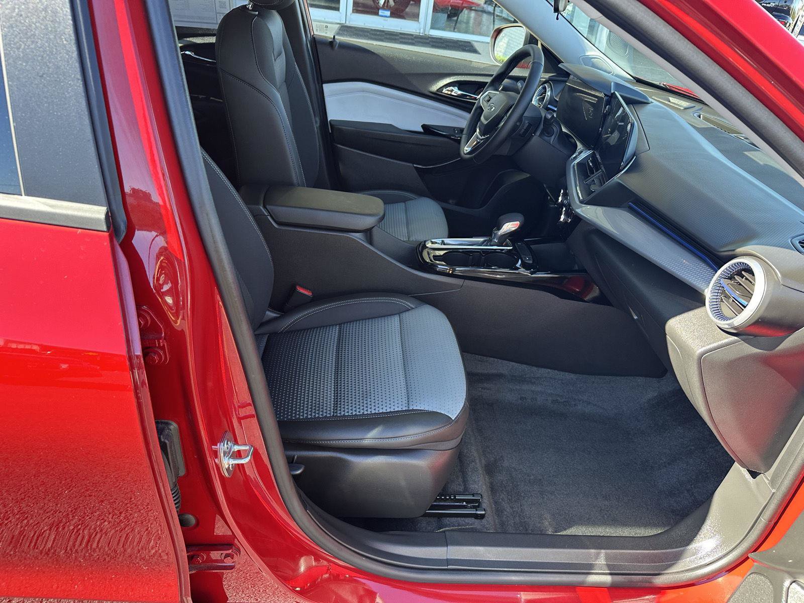 Used 2026 Chevrolet Trax LT w/ Driver Confidence Package FWD image 24