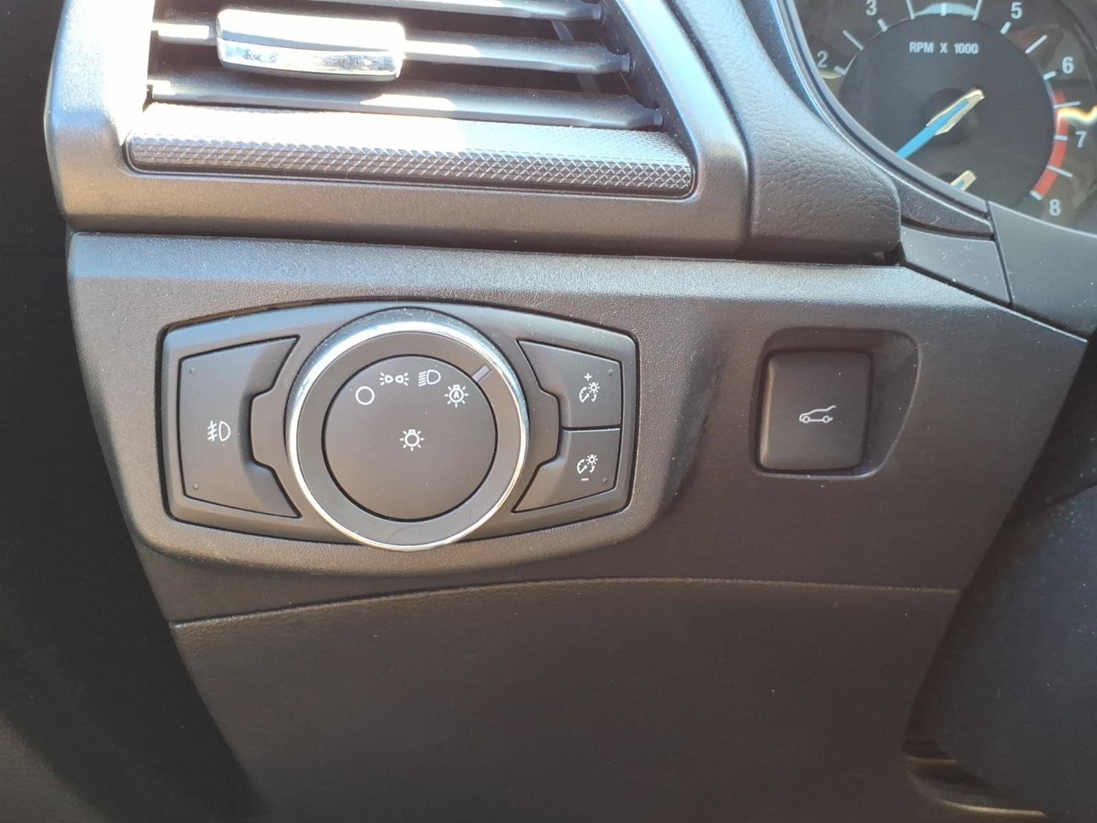 Used 2018 Ford Fusion SE w/ Equipment Group 201A FWD image 14