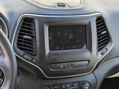 Used 2019 Jeep Cherokee Latitude Plus image 31