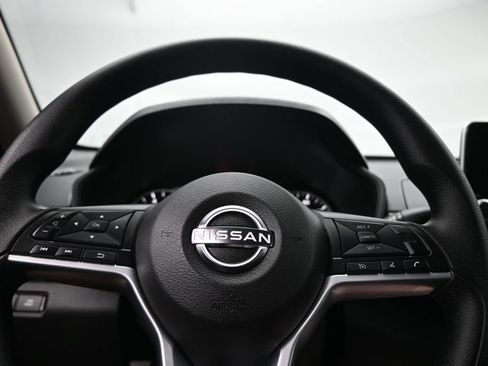 Used 2025 Nissan Altima 2.5 SV FWD image 12