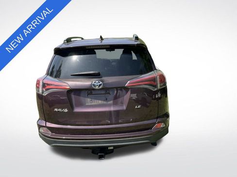 Used 2018 Toyota RAV4 LE FWD image 4