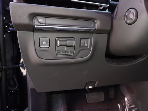 Used 2026 Cadillac Escalade ESV Luxury RWD image 17