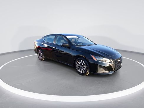 Used 2024 Nissan Altima 2.5 SV FWD image 2