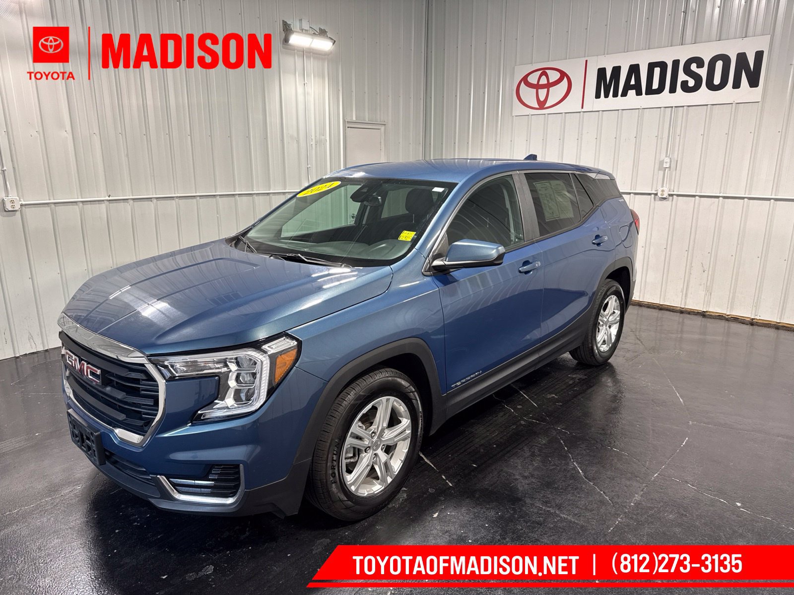 Used 2024 GMC Terrain SLE FWD image 1