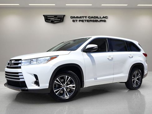 Used 2018 Toyota Highlander LE FWD image 1