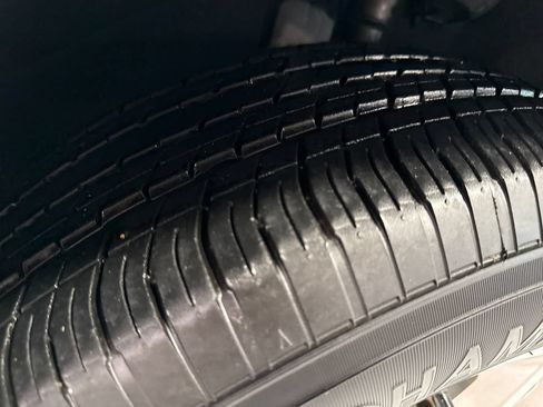 Used 2025 Chrysler Pacifica Select FWD image 46