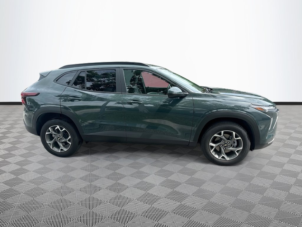 Used 2025 Chevrolet Trax LT w/ Driver Confidence Package FWD image 5
