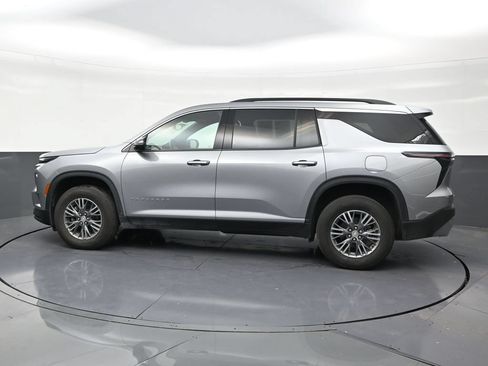 Used 2024 Chevrolet Traverse LT FWD image 2