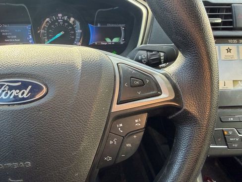 Used 2018 Ford Fusion SE image 12