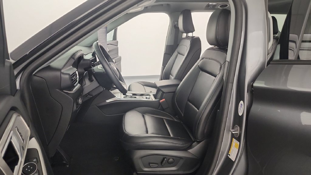 Used 2024 Ford Explorer XLT w/ Equipment Group 202A AWD/4WD image 15