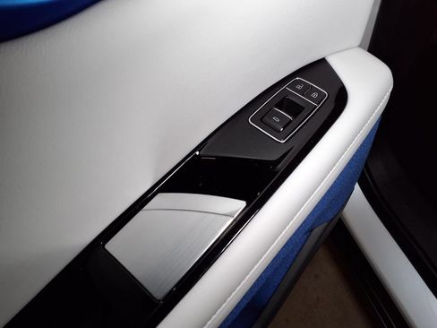 Certified 2025 Cadillac Optiq Luxury 2 w/ LPO, Floor Liner Package AWD/4WD image 16