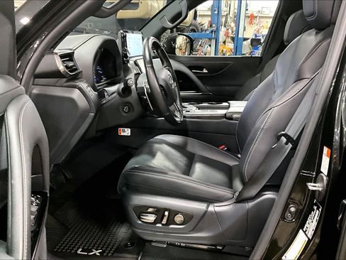 Used 2025 Lexus LX 600 4WD w/ Luxury Package image 9