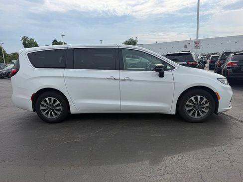 Used 2024 Chrysler Pacifica Limited FWD image 5