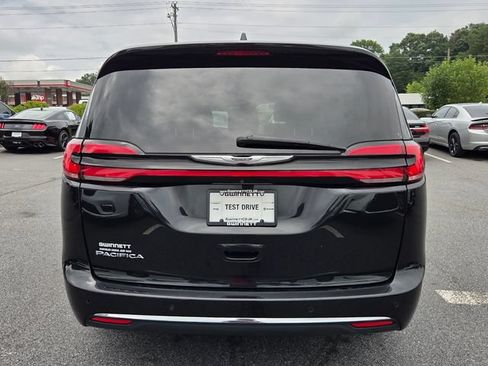 Used 2023 Chrysler Pacifica Touring-L FWD image 7